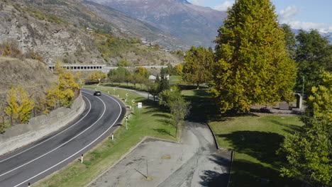 Encantador-Y-Espectacular-Valle-De-Aosta-Con-Infraestructura-Moderna-Por-Carreteras,-Italia,-Vista-De-Drones