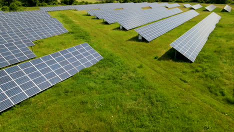 Antenne-Der-Solarpanel-Industriefarm,-Die-An-Einem-Sonnigen-Tag-Sonnenschein-Sammelt