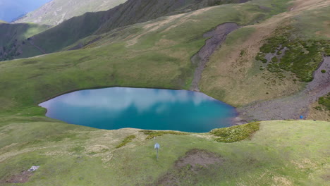 Cinematic-rotating-drone-shot-of-Oreit-Lake-in-Tusheti-Georgia,-in-the-Caucasus-mountains