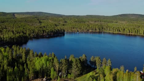 Aerial-View-Of-Lake-And-Forest-In-Busjön-Äppelbo,-Dalarna-In-Sweden---drone-shot