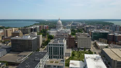 Downtown-Madison,-Wisconsin-on-Beautiful-Summer-Day