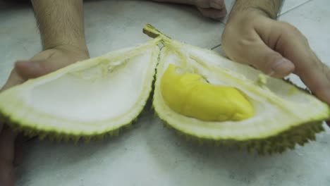 Nahaufnahme-Der-Hände,-Die-Einen-Mao-Shan-Wang-Durian-öffnen---Hoher-Winkel