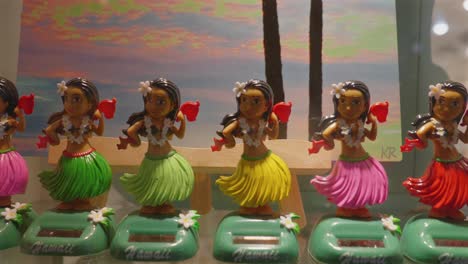 Eine-Gruppe-Tanzender-Hula-Girl-Figuren-Aus-Plastik