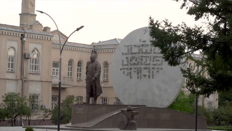 Bischkek,-Kirgisistan---Statue-Nahe-Ruderpark