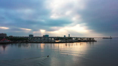 Fischer-In-Einem-Kleinen-Motorboot,-Das-Bei-Sonnenaufgang-Vom-Hafen-In-Long-Beach,-Kalifornien,-Aufs-Meer-Hinausfährt---Luftbild