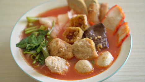 Nudeln-Mit-Fleischbällchen-In-Rosa-Suppe-Oder-Yen-Ta-Vier-Nudeln-Im-Asiatischen-Stil