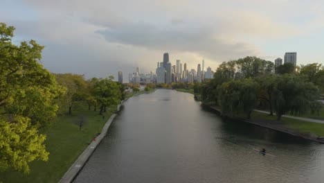Low-Aerial-Flight-over-Lake-in-Lincoln-Park,-Chicago