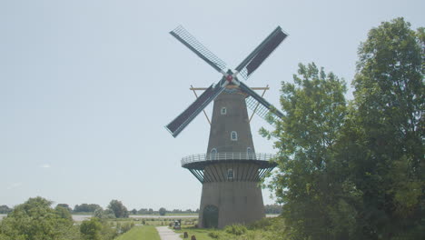 Schöne-Alte-Holländische-Windmühle,-Die-Ihre-Blätter-Im-Wind-Dreht