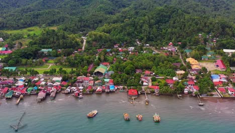 Kleine-Gemeinde-Von-Barangay-Malibago-Mit-Grünem-Wald-Im-Hintergrund-In-Saint-Bernard,-South-Leyte,-Philippinen