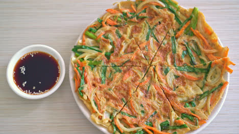 Pajeon-Oder-Koreanischer-Pfannkuchen-Oder-Koreanische-Pizza---Asiatischer-Essensstil