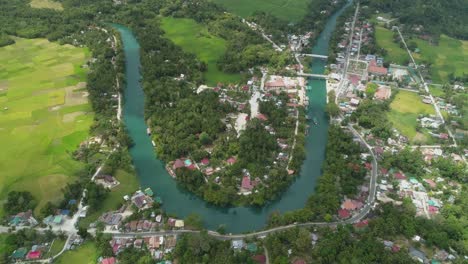 Loboc-Fluss-Auf-Der-Tropischen-Insel-Bohol-Mit-Der-Umliegenden-Ländlichen-Stadt-Am-Ufer