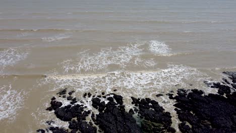 4K-drone-video-of-waves-hitting-the-rocks-on-the-shoreline-in-UK