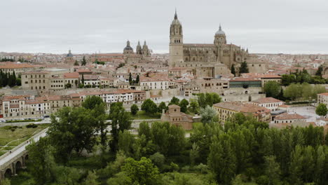 Ikonische-Wahrzeichen-Der-Kathedrale-Von-Salamanca-Und-Der-Römischen-Brücke-In-Der-Stadt-Salamanca,-Spanien