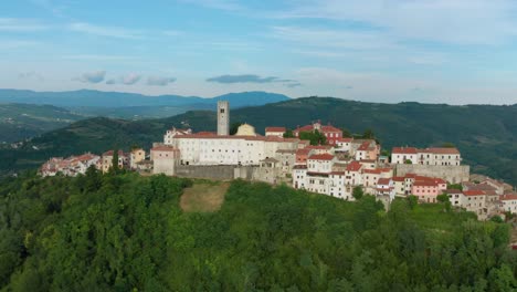 Luftaufnahme-Der-Mittelalterlichen-Stadt-Motovun-In-Kroatien