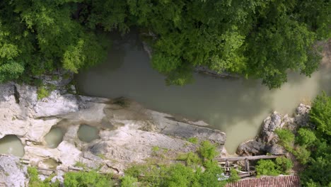 Blick-Von-Oben-Auf-Den-Felsigen-Fluss-Mirna-Und-Die-Wassermühle-In-Der-Nähe-Des-Dorfes-Kotli-In-Istrien,-Kroatien