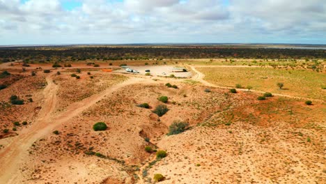 Panorama-De-La-Escarpada-Pradera-Bajo-Un-Cielo-Azul-Nublado-En-El-Sur-De-Australia