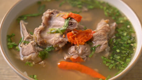 Würzige-Gehackte-Schweinerückgratsuppe-Oder-Würzige-Leng-Suppe---Asiatische-Küche