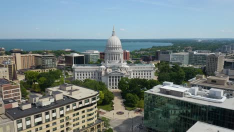 Close-Up-Aerial-View-of-Wisconsin-State-Capitol-Building---Madison,-Wisconsin
