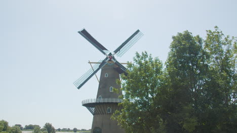 Schöne-Alte-Holländische-Windmühle-Mit-Flügeln,-Die-Sich-Im-Wind-Drehen