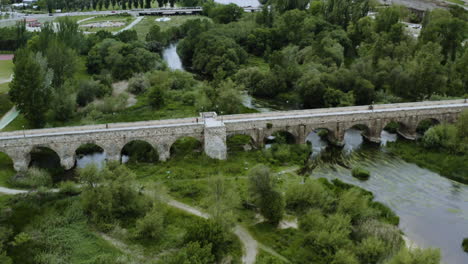 Panorama-Der-Spanischen-Wasserlandschaft-Des-Flusses-Tormes-Und-Des-Alten-Wahrzeichens-Von-Puente-Romano-In-Salamanca,-Spanien
