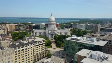 Drone-Flies-Away-from-Wisconsin-State-Capitol-in-Downtown-Madison,-Wisconsin