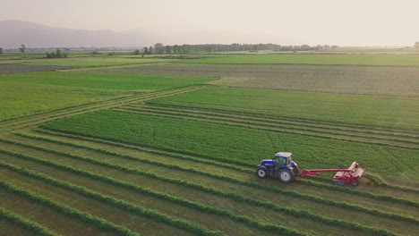 El-Agricultor-Conduce-El-Campo-De-Arado-Del-Tractor-Al-Atardecer-En-Tierras-De-Cultivo-Rurales,-4k