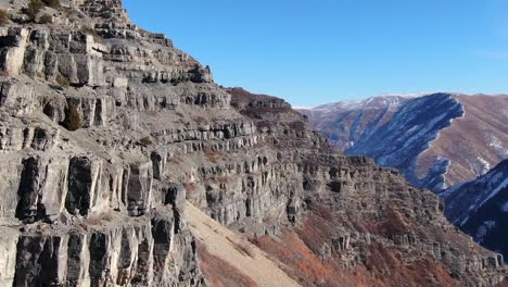 Schöne-Luftaufnahme-In-Der-Nähe-Der-Rocky-Mountains-Und-Der-Wunderschönen-Landschaft-In-Den-Canyon-Mountains-Von-Provo,-Utah