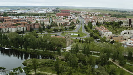 Panorama-De-La-Rotonda-De-Vettones-Y-Vacceos-Dentro-De-La-Ciudad-Vieja-De-Salamanca,-España