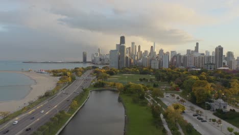 Schöne-Luftaufnahme-Der-Skyline-Von-Chicago-Bei-Sonnenuntergang-Im-Herbst