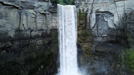Flying-up-Taughannock-Falls---Located-in-Ulysses,-NY,-the-waterfall-and-gorge-comprise-of-a-hanging-valley