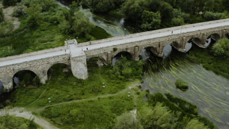 Die-Historische-Römische-Brücke-über-Den-Fluss-Tormes-Und-Die-Parks-Am-Flussufer-In-Salamanca,-Spanien