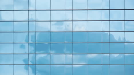 Lapso-De-Tiempo-De-Cielo-Azul-Y-Nubes-Reflejadas-En-La-Pared-De-Vidrio-Modular-Estructural