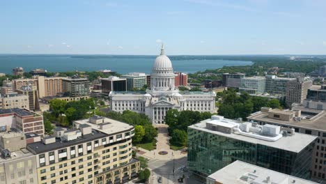 Aerial-View-of-Wisconsin-State-Capitol-Building---Pedestal-Down-Descend