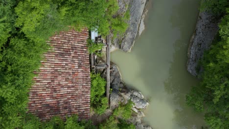 Drohne-Draufblick-Auf-Die-Wassermühle-Von-Kotli-Und-Den-Felsigen-Fluss-Mirna-In-Kroatien