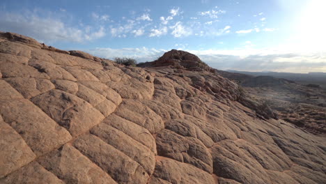 Sandstein-Felsmuster-Auf-Einem-Hügel-In-Der-Wüstenlandschaft-Von-Utah,-Panoramablick
