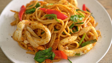 Gebratene-Spaghetti-Mit-Gesalzenem-Ei-Und-Tintenfisch---Fusion-Food-Stil