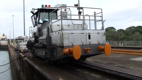 Dos-Locomotoras-Tirando-Lentamente-Del-Barco-En-La-Cámara-De-Esclusas-De-Gatun,-Canal-De-Panamá