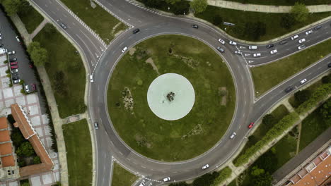 Top-View-Of-The-Vehicles-Driving-At-The-Roundabout-Of-Vettones-and-Vacceos-In-Salamanca,-Spain
