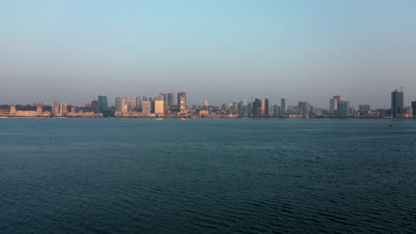 Reisende-Front,-Skyline-Stadt-Luanda,-Fliegen-über-Die-Bucht-Von-Luanda,-Afrika