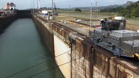 Starboard-side-Locomotive-slowly-pulling-the-ship-into-the-first-chamber-of-Gatun-Locks,-Panama-Canal