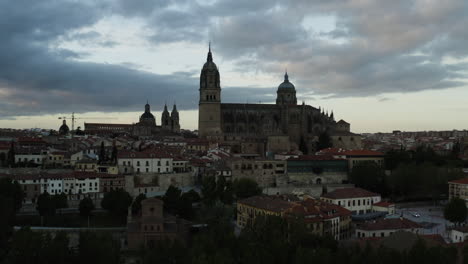 Blick-Auf-Neue-Und-Alte-Kathedralen-Von-Salamanca-In-Spanien-Mit-Bewölkung
