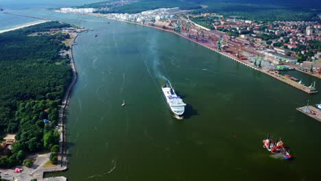 Passagierschiff-Mit-Schornstein-Auf-Der-Kurischen-Nehrung-In-Der-Nähe-Des-Hafens-Von-Klaipeda,-Litauen