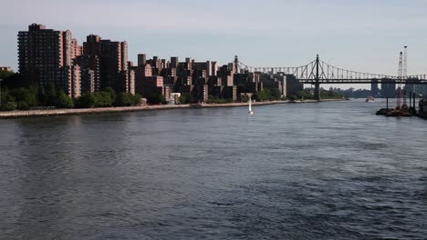 Boot-Segelt-Nach-Unten-Auf-Manhattan-Waterfront-Am-New-York-City-East-River