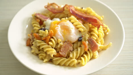 Carbonara-Fusilli-Pasta-Würziger-Speck---Italienische-Küche