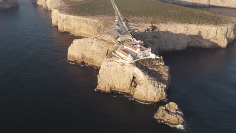Malerische-Luftaufnahme-Der-Landspitze-Von-Cabo-De-Sao-Vicente,-Der-Klippen-Und-Des-Leuchtturms-In-Lagos,-Algarve,-Portugal
