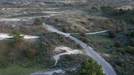 Ruta-De-Senderismo-En-Medio-Del-Paisaje-Accidentado-En-El-Parque-Nacional-Zuid-kennemerland-En-Países-Bajos