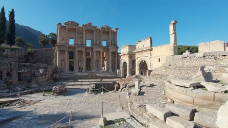 Enthüllung-Der-Historischen-Ruinen-Der-Bibliothek-Von-Celsus-In-Ephesus