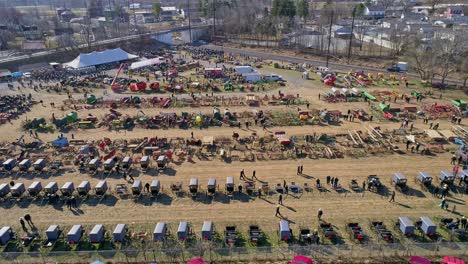 Eine-Luftaufnahme-Eines-Amish-Schlammverkaufs-Mit-Buggys,-Landwirtschaftlichen-Geräten-Und-Anderem-Kunsthandwerk-Im-Zeitigen-Frühjahr