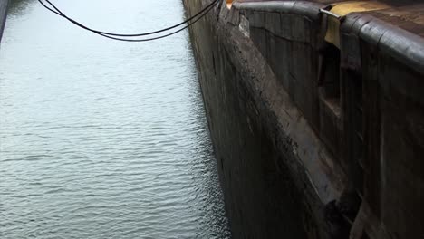The-wall-of-the-chamber-at-Gatun-Locks,-Panama-Canal
