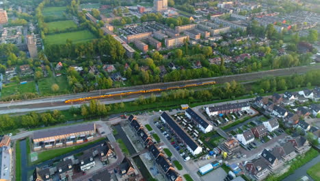 Tren-Ns-Que-Viaja-Dentro-De-La-Ciudad-De-Gouda-En-Holanda-Meridional,-Países-Bajos